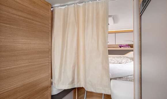 Textile Raumtrenner & Wandverkleidung in den vollintegrierten Reisemobilen von KNAUS 