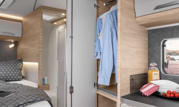 Deckenhoher Kleiderschrank im Interieur des KNAUS VAN TI PLUS