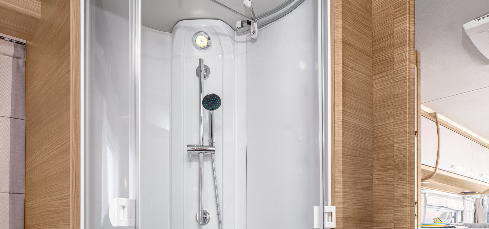  Dusche im vollintegrierten Reisemobilen von KNAUS