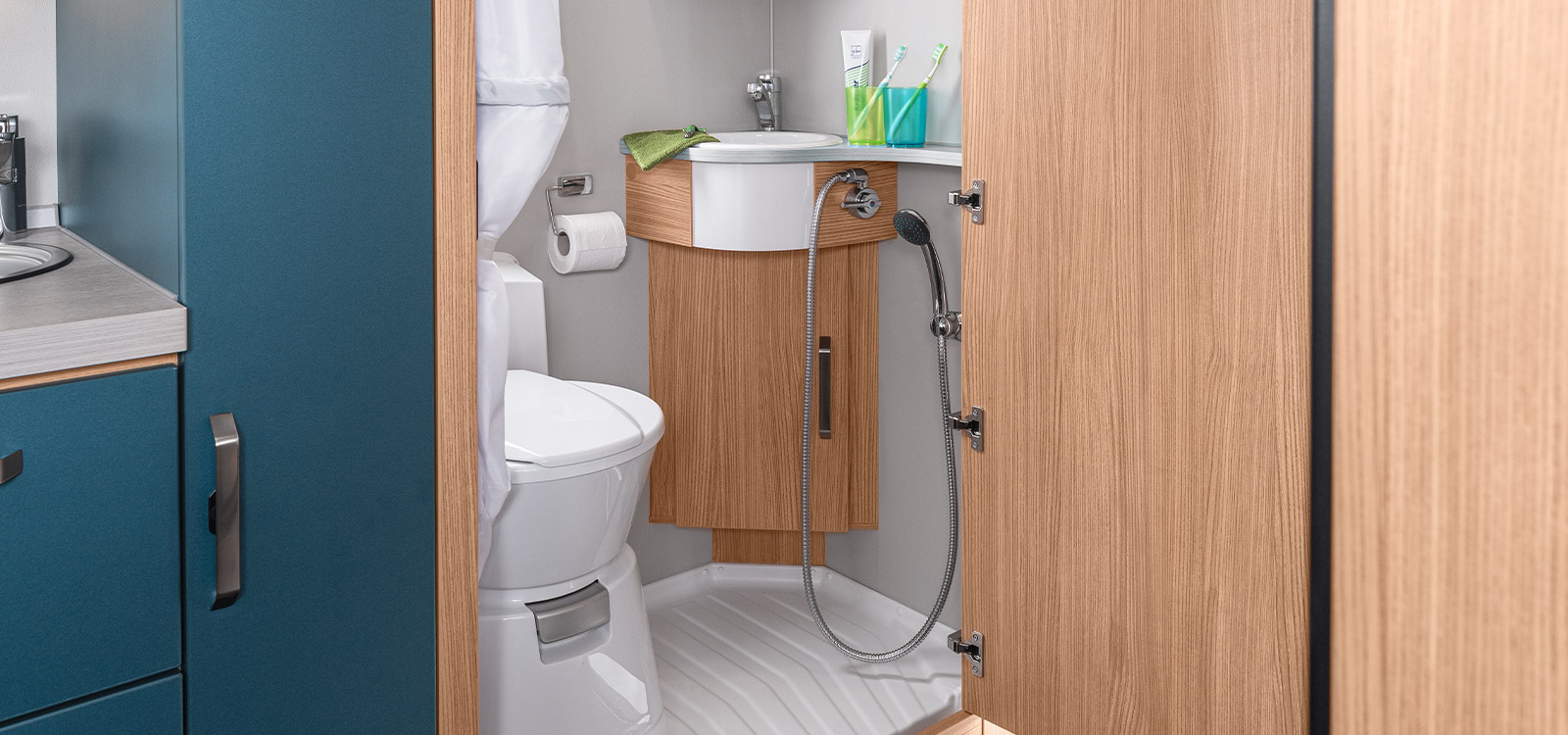 Badariante mit Eck‐Waschtisch, Spiegelschrank und drehbarer Toilette