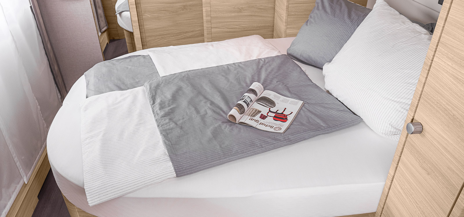Queensbett in den Wohnwagen von KNAUS